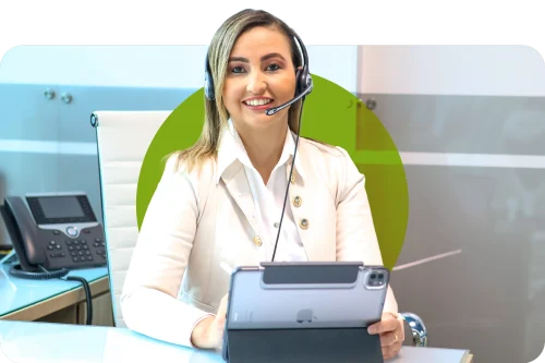 Mujer frente a telefono con diadema telefonica