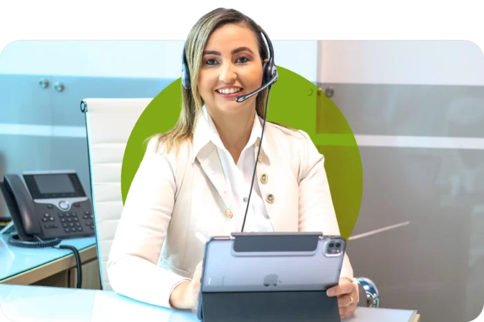 Mujer frente a telefono con diadema telefonica