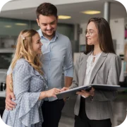 Personas reunidas viendo una tablet