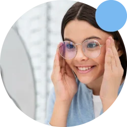 Mujer con gafas sonriendo