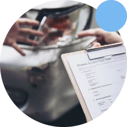 Carro acidentado y persona con planilla