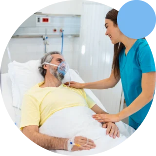 Perosna en la cama con enfermera viendolo