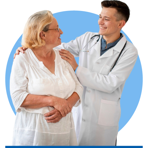 Mujer mayor sonriendo con medico